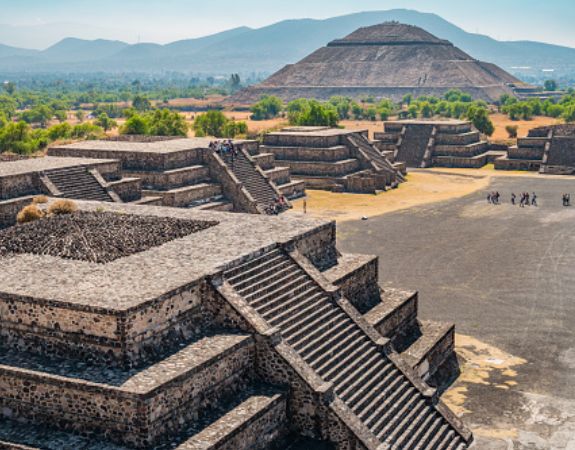 Teotihuacán. Plaza de la Luna, observación de la Pirámide del Sol.