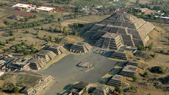 Plaza de la Luna y Pirámide de la Luna en San Juan Teotihuacán, Estado de México.